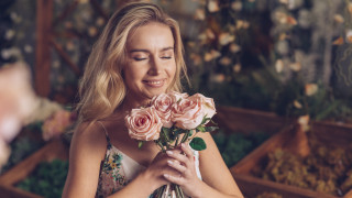 Romantic blonde woman roses smiling - a bouquet of roses free wallpaper