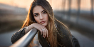 Woman portrait bling browneyes serious - free portrait wallpaper
