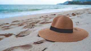 Beach hat sand ocean blue - the sand free wallpaper