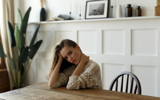 Serious woman portrait indoor blurry - her free wallpaper