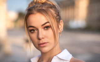 Blonde woman serious look white - caro niederer free wallpaper