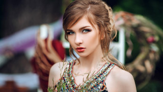 Blonde woman flower wreath fashion - a flower free wallpaper