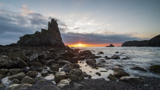 Sunset rocky beach formation water - a sunset over a rocky beach free wallpaper