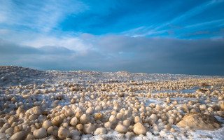 Rocky snowy hillscape blue sky - photography free wallpaper