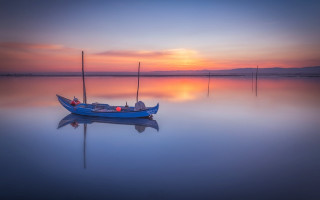 Small boat sunset water horizon - arthur pan free wallpaper