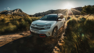 White car mountain dirt road - canon eos r 3 free wallpaper