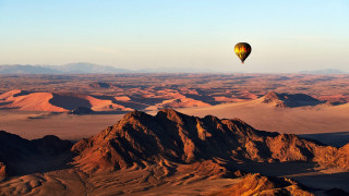 Hot air balloon desert mountains - a hot air balloon free wallpaper