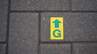 Sign green yellow arrows brick - a green arrow free wallpaper