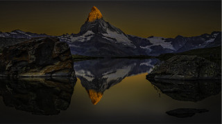 Mountain reflection night yellow peak - a yellow light free wallpaper