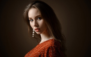 Woman redpolkadotshirt pearlheadband seriousportrait elina - serious free wallpaper for desktop