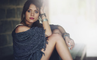 Woman bench crossed legs jewelry - a bench free wallpaper