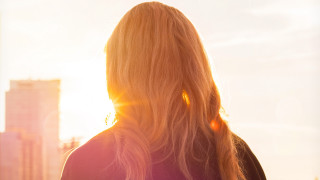 Blonde woman sunset city skyline - a city skyline free wallpaper
