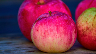 Three apples red middle wooden - a wooden surface free wallpaper