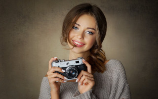Elina karimova portrait smiling camera - neutral free wallpaper