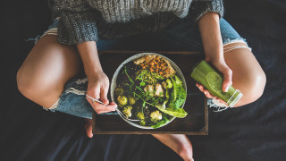 Woman holding food bed black - a plate of food free wallpaper