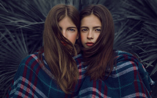 Two women blanket pose palm - a picture together in front free wallpaper