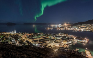 City lights green aurora lake - a city free wallpaper