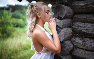 Woman leaning log wall romanticism - her chin free wallpaper