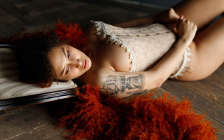 Tattooed woman bed autumn leaves - tattoo free wallpaper