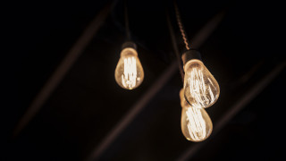 Light bulbs hanging dark illuminated - diffuse free wallpaper