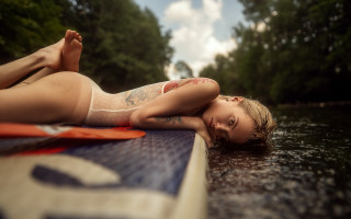 Tattooed woman surfboard water blurry - river free wallpaper
