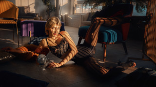 Woman sitting wine jewelry male - a glass of wine free wallpaper