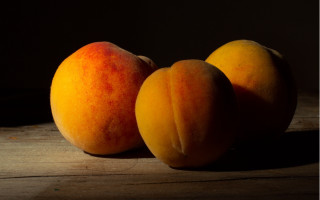 Peaches wooden table macro photography - still free wallpaper