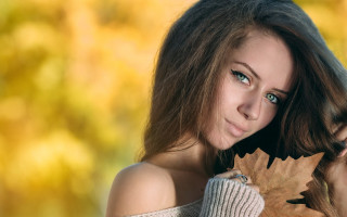 Eszter mattioni leaf portrait yellow - a leaf free wallpaper