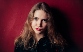 Woman longhair blackshirt redbackground anna - studio portrait free wallpaper