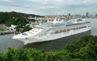 Cruise ship city hillside tilt - tilt shift free wallpaper