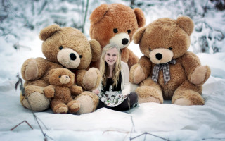 Woman snow teddy bears smiling - funny free wallpaper