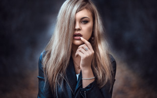 Woman ring jacket black background - her finger free wallpaper