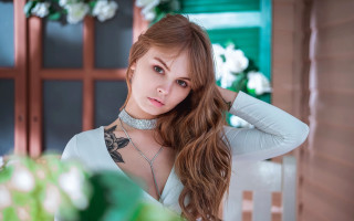 Woman choker necklace blonde portrait - a picture in front free wallpaper for desktop