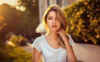Woman braid house sun blonde - a braid free wallpaper