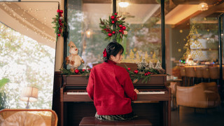 Woman piano christmas wreath tree - a piano in a room free wallpaper