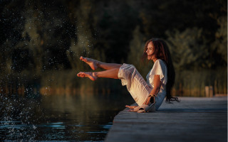 Woman dock water splashing legs - her leg up free wallpaper for desktop