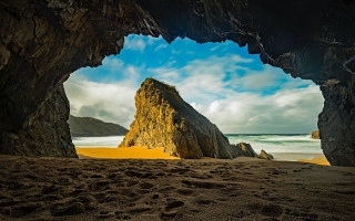 Large rock ocean beach sky - a large rock free wallpaper