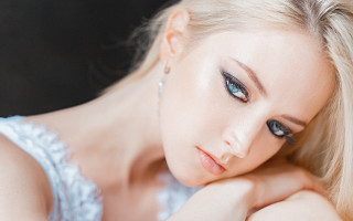 Woman blueeyes whitedress portrait art - her shoulder free wallpaper