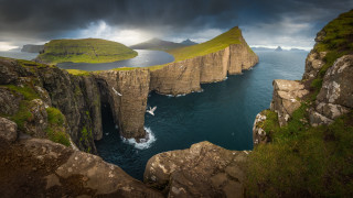Cliff water mountains clouds bird - andrey esionov free wallpaper