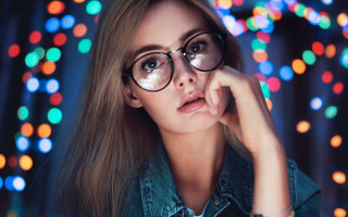 Woman glasses green shirt christmas - a christmas tree in the background free wallpaper