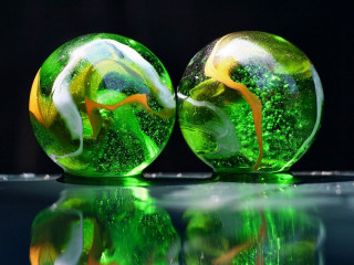Green glass balls reflection tabletop - free 3d render wallpaper