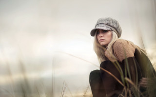 Woman sitting field hat sweater - portrait photography free wallpaper