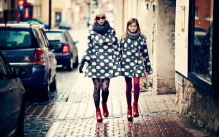 Two women polka dot red - naive free wallpaper