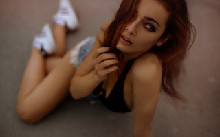 Seductive woman crossed legs blurry - her cheek free wallpaper