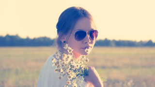 Woman sunglasses flower necklace beach - sunglass free wallpaper