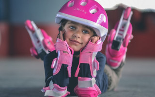 Young girl pink helmet phone - color scheme free wallpaper