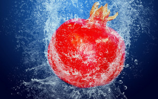 Red apple water splashes blue - a red apple free wallpaper