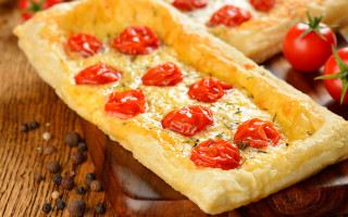 Pizza tomatoes food photography blurry - delaunay free wallpaper