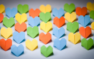 Origami hearts white surface blue - a white table top free wallpaper