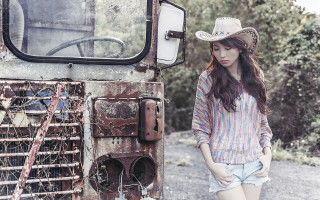 Woman rusty truck field hat - western free wallpaper
